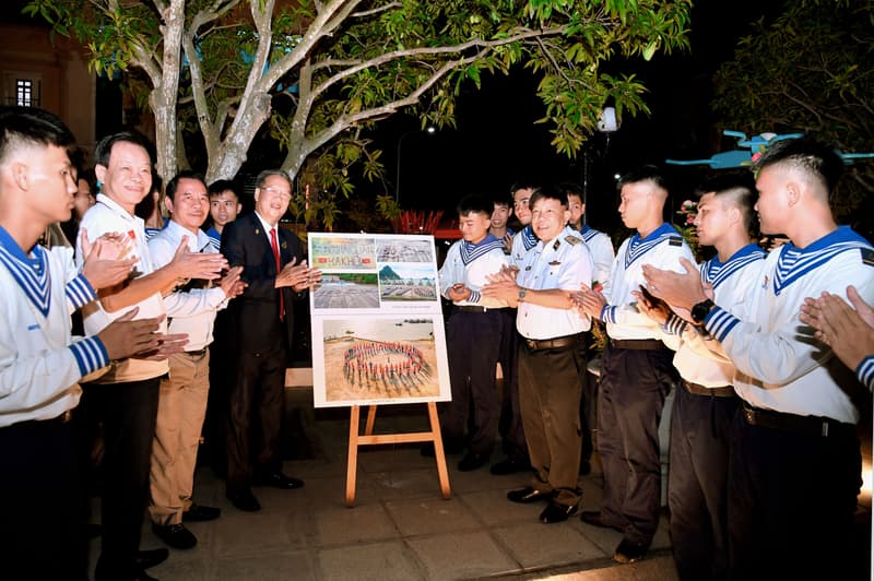 Trưng bày ảnh và biểu diễn nghệ thuật chào mừng 50 năm Ngày truyền thống Vùng 1