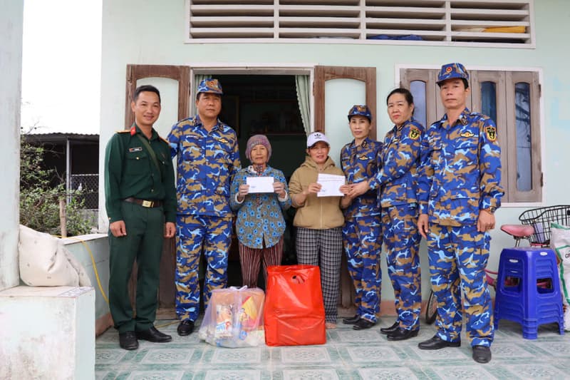 Lữ đoàn 957 thăm, động viên gia đình quân nhân bị ảnh hưởng do mưa lũ