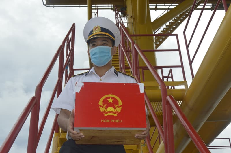 Nhớ hải trình mang lá phiếu ra khơi