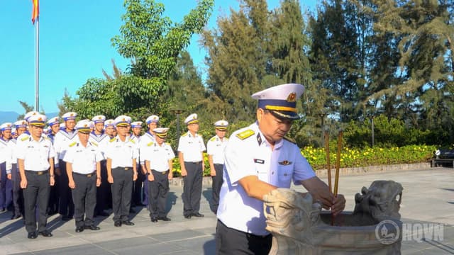 Vùng 4 Hải quân dâng hương tưởng niệm các Anh hùng liệt sĩ Gạc Ma
