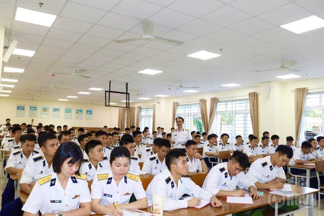 Học viện Hải quân bồi dưỡng lý luận chính trị cho đảng viên mới và đối tượng kết nạp Đảng