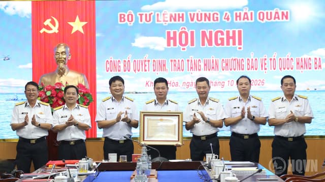 Vùng 4: Công bố quyết định và trao tặng Huân chương Bảo vệ Tổ quốc hạng Ba