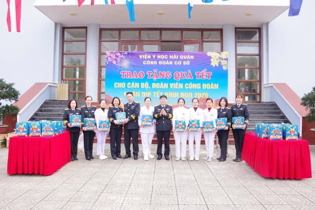 Công đoàn Viện Y học Hải quân trao 151 suất quà Tết cho đoàn viên
