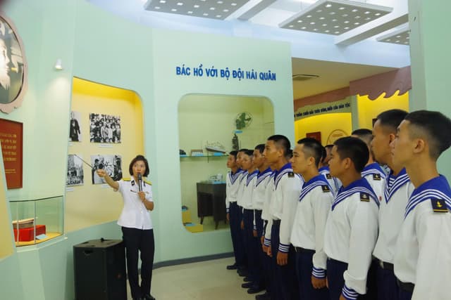 Chiến sĩ mới Tiểu đoàn 158 tham quan Bảo tàng Hải quân