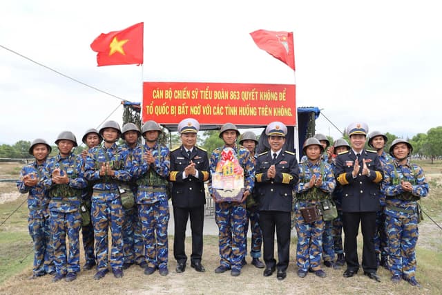 Bộ Tư lệnh Vùng 4 thăm, chúc Tết cán bộ, chiến sĩ Lữ đoàn 101