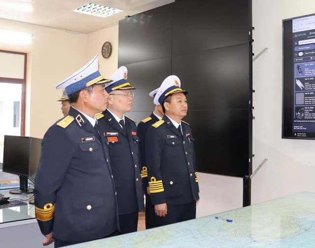 Chuẩn Đô đốc Nguyễn Văn Bách kiểm tra kíp trực và chúc Tết tại Trung tâm 47