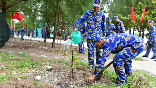 Tết trồng cây đầu xuân mới ở Trường Sa