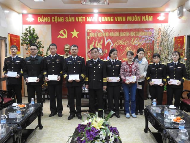 Công ty 128 tặng quà đối tượng chính sách dịp Tết Nguyên đán Bính Ngọ 2026