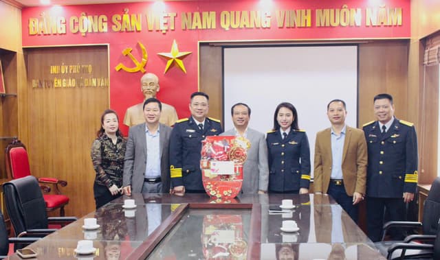 Viện Kỹ thuật Hải quân thăm, chúc Tết Ban Tuyên giáo và Dân vận Tỉnh ủy Phú Thọ