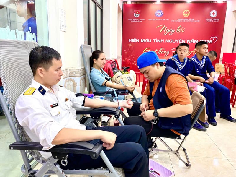 Cán bộ, nhân viên Nhà máy X56 tham gia hiến máu tình nguyện