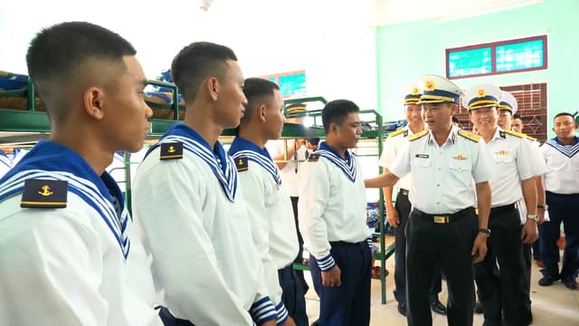 Tư lệnh Vùng 4 kiểm tra công tác tiếp nhận và huấn luyện chiến sĩ mới