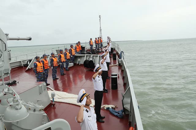 Tàu 016-Quang Trung cập cảng Coonawarra, Australia