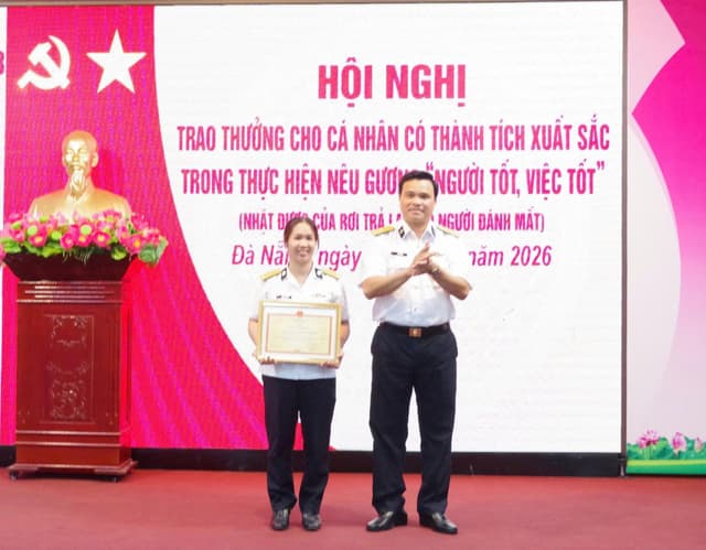 Nữ nhân viên quân y trả lại ví cho người đánh mất