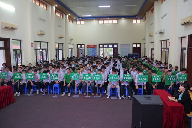 Lữ đoàn 170 tuyên truyền biển đảo và thu hút nguồn nhân lực xây dựng Quân chủng Hải quân