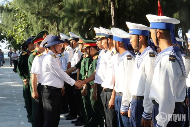 Đoàn công tác số 4 hoàn thành chuyến thăm Trường Sa và Nhà giàn DK1