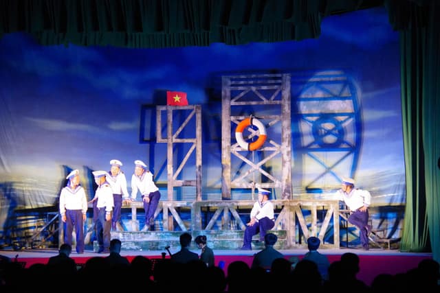 Nhà hát Chèo Quân đội biểu diễn tại Tiểu đoàn 158