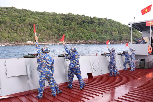 Lữ đoàn 127 kiểm tra bắn đạn thật trên biển