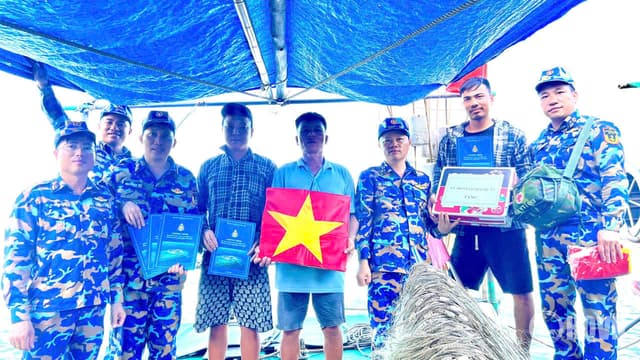 Lữ đoàn 169 tặng quà cho ngư dân trên vùng biển Quảng Ninh