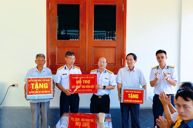 Trung đoàn 251 bàn giao nhà đồng đội tại Nghệ An