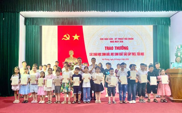 Nhà máy X56 gặp mặt, tuyên dương học sinh giỏi năm học 2025-2026