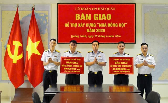 Lữ đoàn 169 trao kinh phí hỗ trợ xây dựng nhà đồng đội