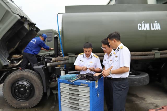 Nghiệm thu sửa chữa xe ô tô quân sự tại Kho 711