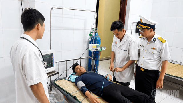 Bệnh xá đảo Song Tử Tây cấp cứu ngư dân bị bệnh trên biển