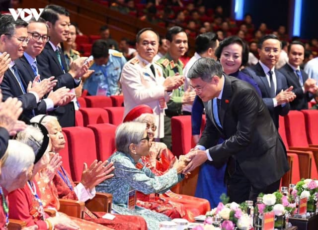 Luôn khắc ghi những thành quả vinh quang có được từ sự hy sinh to lớn, cao cả của các thế hệ đi trước