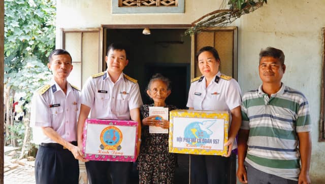 Lữ đoàn 957 thăm, tặng quà thương binh, gia đình chính sách xã Nam Cam Ranh