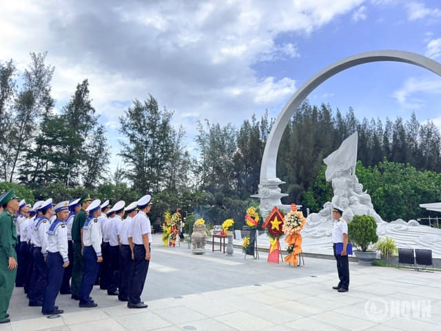 Học viên Trường Cao đẳng Kỹ thuật Hải quân dâng hương tưởng niệm liệt sĩ Gạc Ma