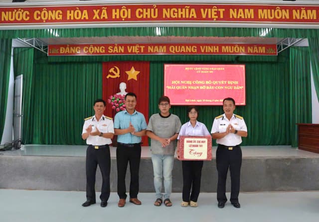 Lữ đoàn 101 trao quyết định nhận đỡ đầu con ngư dân tại Khánh Hòa