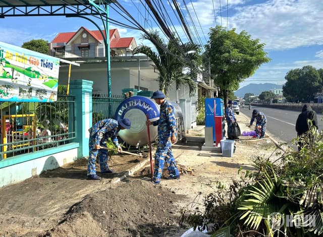 Tuổi trẻ Lữ đoàn 101 chung tay xây dựng cảnh quan trường học