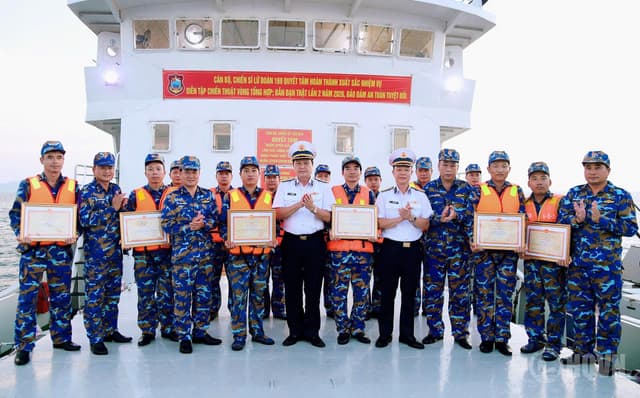 Vùng 1 kiểm tra bắn đạn thật trên biển