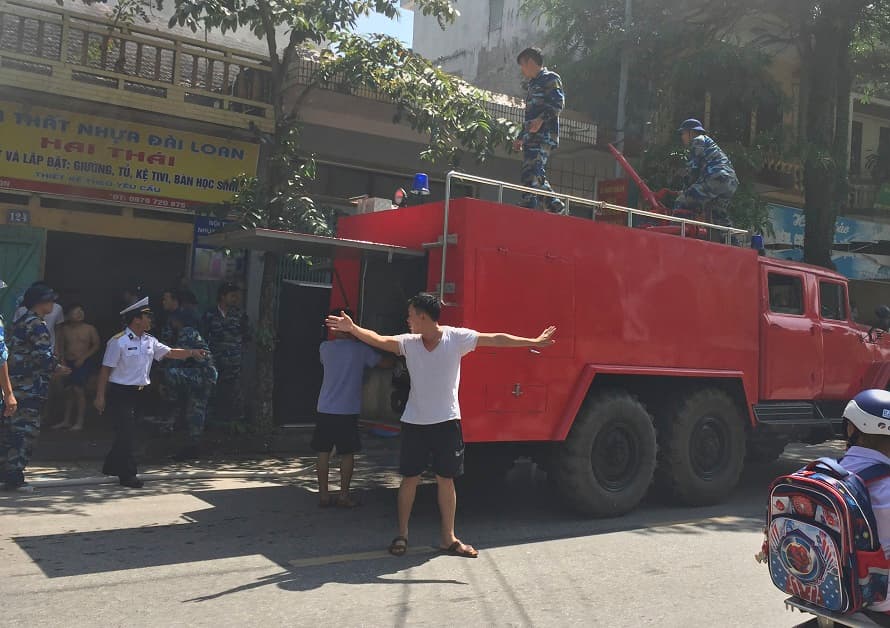 Lữ đoàn 147 tham gia chữa cháy nhà dân tại thị xã Quảng Yên, tỉnh Quảng Ninh