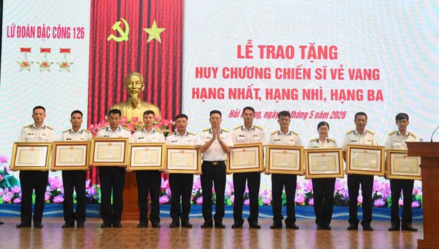 Lữ đoàn 126 trao tặng Huy chương Chiến sĩ vẻ vang